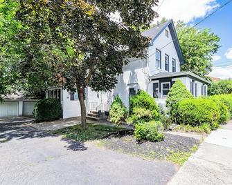 Two-Bedroom Home 25 min to NYC free parking - Teaneck - Building