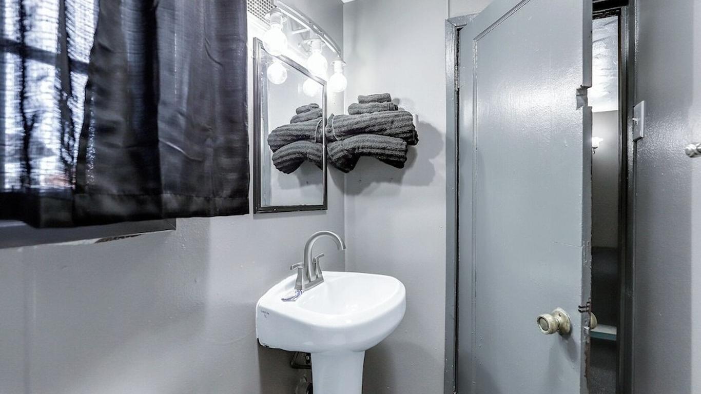 Cedar Village Motel