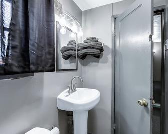Cedar Village Motel - Spokane - Kamar Mandi