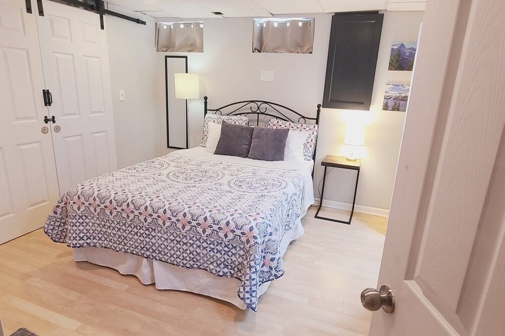 Private Family Walkout Basement - 2 queen beds & full bath - Wentzville - Slaapkamer