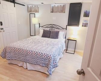 Private Family Walkout Basement - 2 queen beds & full bath - Wentzville - Habitación