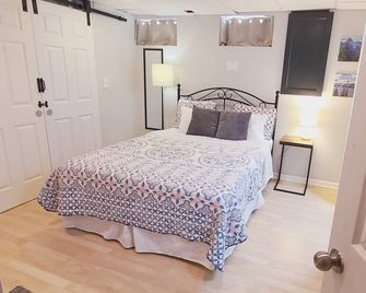 Private Family Walkout Basement - 2 queen beds & full bath - Wentzville - Slaapkamer