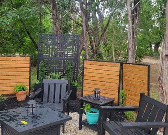 Lake Whisper 124 Cozy 1-bedroom cabin in Laguna Park - Clifton - Patio