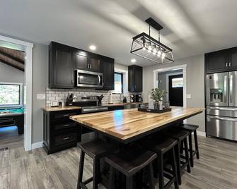 The Farmhouse at Rustic Ridge - Benzonia - Cocina