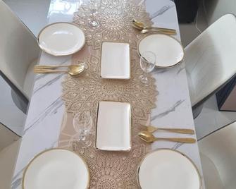 Charming 2-bedroom bungalow with WiFi, AC in awesome General Santos City - General Santos - Salle à manger