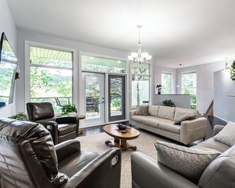 Tranquil & Private- View of the River at Paradise Canyon Golf Resort Sleeps 9+ - Lethbridge - Wohnzimmer
