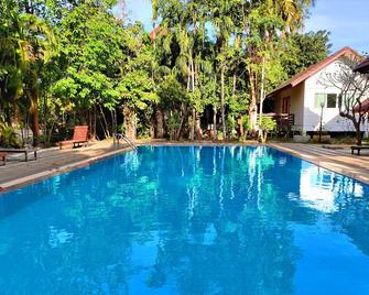 Thong Paeka Hotel - Prasat - Pool