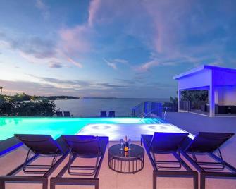 Allure #22 3br Waterfront - West Bay - Pool