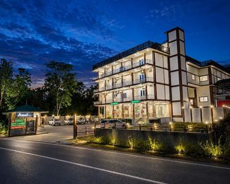 Osho Hotel, Restaurant & Banquet - Pālampur - Gebäude