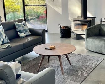 Villa Vines @ Rivendell Winery Estate - Busselton - Living room