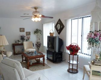 Beautiful Guest Home On 5 Acres With Excellent Moutain Views. Secure, Peaceful. - Tanque Verde - Sala de estar