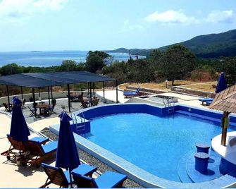 The Happinezz Karimunjawa - Karimunjawa - Pool