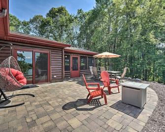 Quiet Lakeside Cabin Patio and Stunning Views! - Grantsburg - Patio