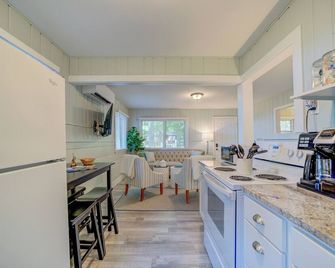 Scenic Drive Resort - Cabin #7 - Muskegon - Kitchen