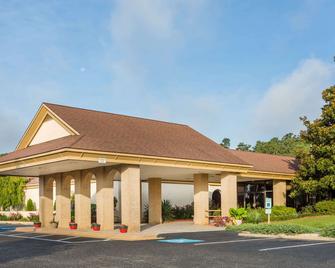 Days Inn & Conf Center by Wyndham Southern Pines Pinehurst - Southern Pines - Building