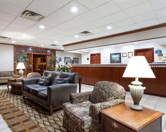 Days Inn & Conf Center by Wyndham Southern Pines Pinehurst - Southern Pines - Lounge
