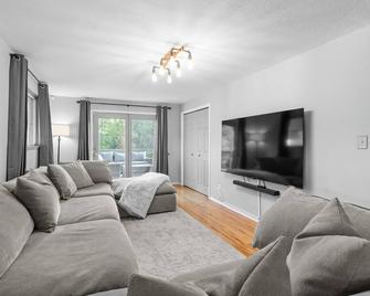 The Charlotte Chalet - Pocatello - Living room
