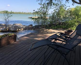 Drifted Inn - Riverfront Cabin - Amherstburg - Patio