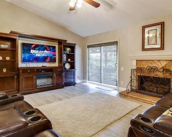 Agrado Getaway: Lake Mission Viejo, Beaches Newport,dana Pt,laguna,san Clemente - Mission Viejo - Living room