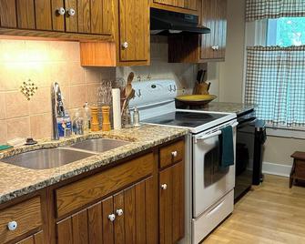 Red House Over Yonder - Completely renovated early 1900s farmhouse - Fort Atkinson