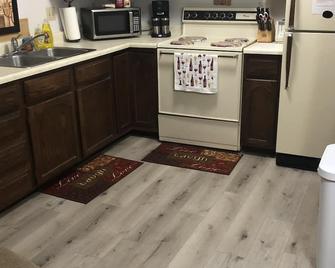 Cozy, Clean! Pets Welcome..Close to Walking/Bike Trail - Aberdeen - Kitchen