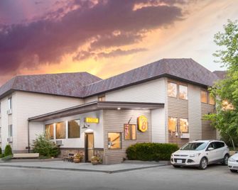 Super 8 by Wyndham Buffalo - Buffalo - Gebouw