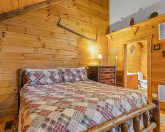 Cabin #6 - Laurel Haven | 0 Bed, 1 Bath - Stanardsville - Habitación