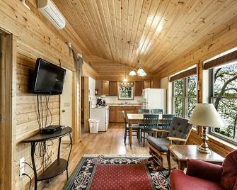 Minnesota Glamping Retreat in Lakeside Cabin for 6 in Fergus Falls - Fergus Falls - Wohnzimmer
