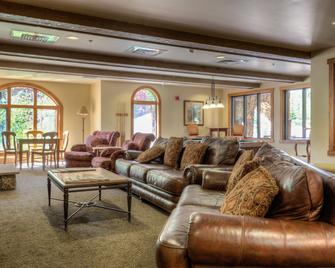 Red Hawk Lodge by Summit County Mountain Retreats - Keystone - Living room