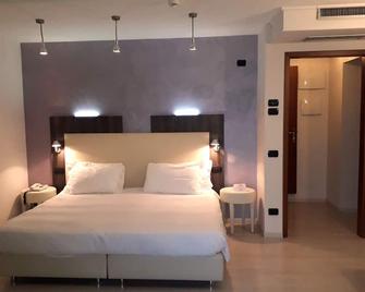 Hotel L'Approdo - Pettenasco - Habitación