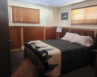 Large Lake house on major snowmobile trail - Mercer - Habitación