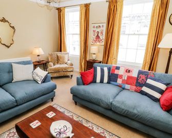 Regent House, Family Friendly In Scarborough - Scarborough - Living room