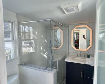 2br/2ba w parking - steps to beach and Commercial Street - Provincetown - Bathroom