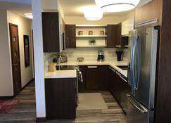 Spacious, Newly Renovated 3bd, 1ba In Yorkton - Yorkton - Kitchen