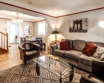 Automaniac Spot in the Heart of Pontiac 3 Beds 2 Baths - Pontiac - Living room