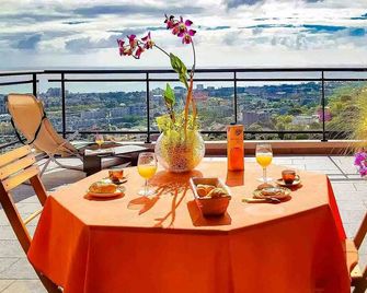 Magnificent apartment with 180 ° panoramic view of the city and its bay - Saint-Denis - Restaurant