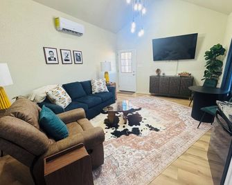 Pumpkin Spice Cozy One bedroom house - Camden - Living room