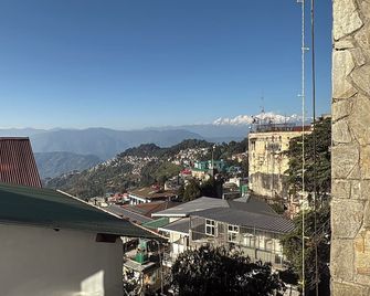 Darjeeling Hotel Dolma Golden - Darjeeling - Parveke