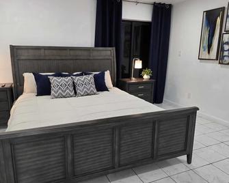 Charming 2-bedroom townhome in lovely Yuma with AC, WiFi - Yuma - Bedroom