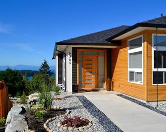 Modern, Ocean View, 2-bedroom Suite - Steps from the Beach in Sechelt, BC - Sechelt - Building