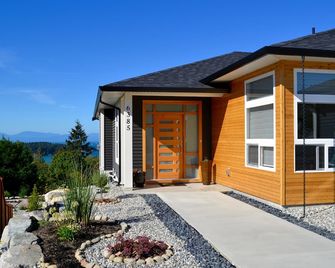 Oceanview Escape in West Sechelt | Walk to Beach, Modern & Spacious - Sechelt - Budova