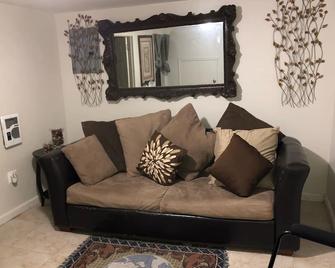 Ropnor Cave Near Jfk Airport - Queens - Living room