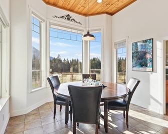 Spacious Luxurious Lodge. Hot Tub, Sauna, Media Room, Pool Table, Fabulous views - Chilliwack - Dining room