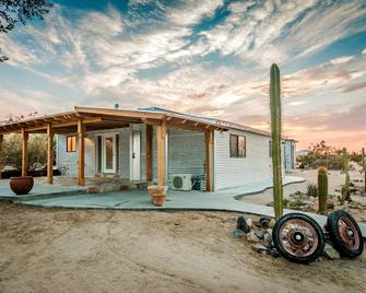 Flying Point Homestead - Twentynine Palms