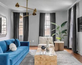 Historic Renovation Large Groups Luxury Design - Charleston - Sala de estar