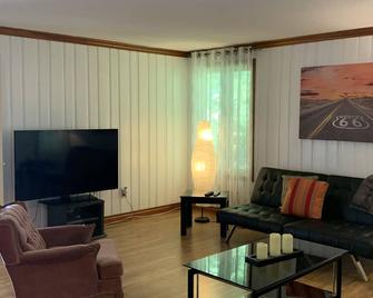 Amazing fully upgraded 3 bedroom+ new furniture, 1 full bath lake property - Orillia - Living room