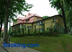 Hotel Pod Platanami - Trzebnica - Building