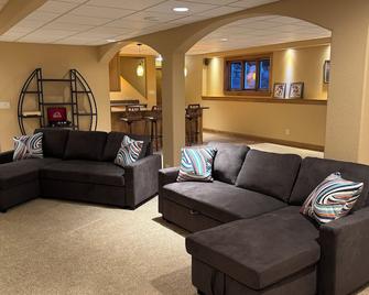  Plymouth Gem: Spacious Home with Bar, Game Room & Yard Near Road America - Plymouth - Wohnzimmer