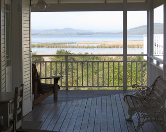 Beside Still Waters - Wilderness - Balcón