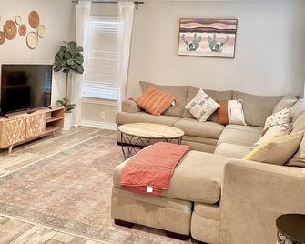 Enjoy our cozy yet modern townhome! 50 amp EV plug in! - Wichita Falls - Living room